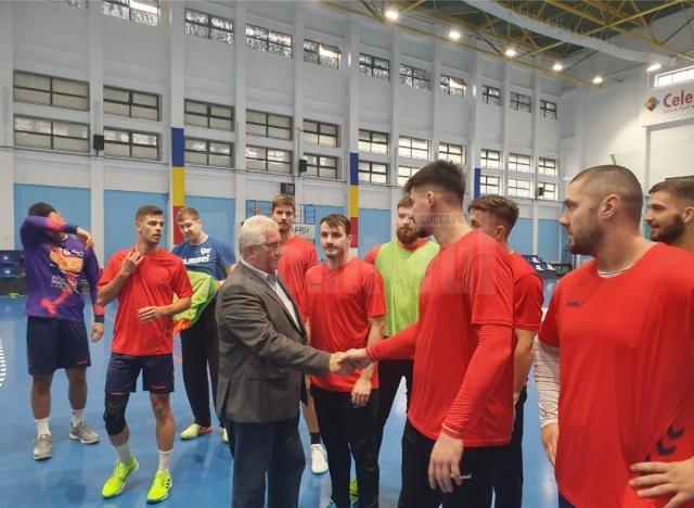 Sportivii de la CSU Suceava, dar și conducerea echipei de handbal, alaturi de primarul Ion Lungu