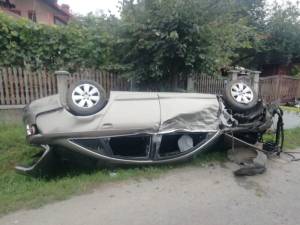 Un șofer a ajuns la spital după ce mașina pe care o conducea s-a răsturnat
