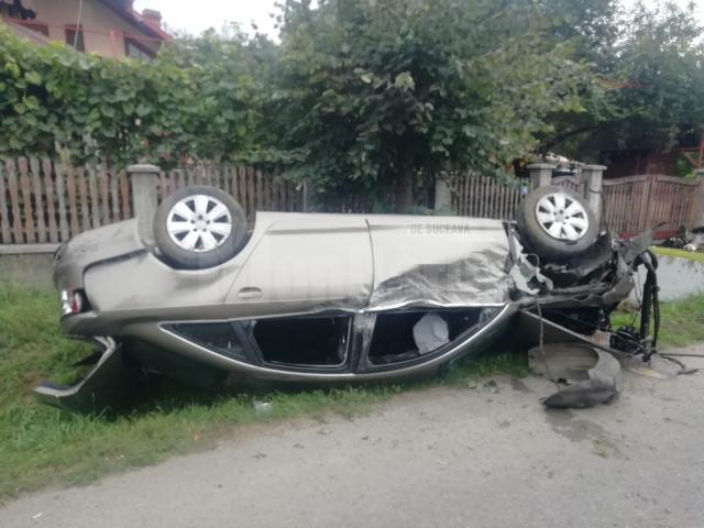 Un șofer a ajuns la spital după ce mașina pe care o conducea s-a răsturnat