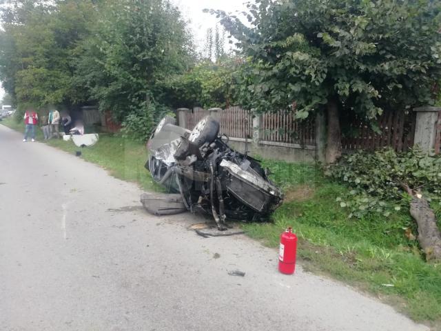 Un șofer a ajuns la spital după ce mașina pe care o conducea s-a răsturnat