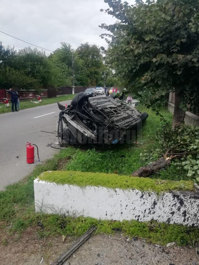 Un șofer a ajuns la spital după ce mașina pe care o conducea s-a răsturnat