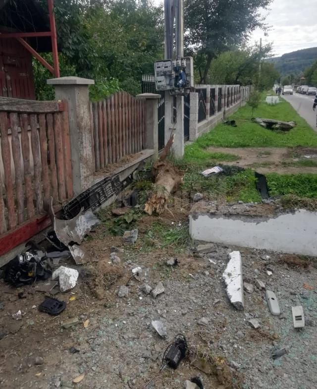 Un șofer a ajuns la spital după ce mașina pe care o conducea s-a răsturnat