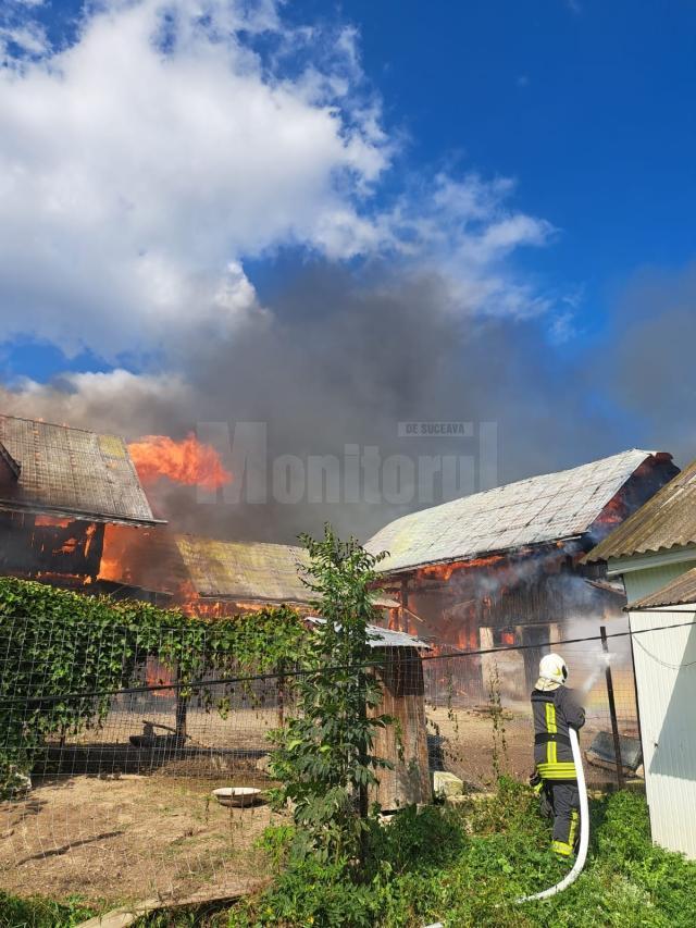 Incendiu puternic la o casă din Solca