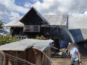 O casă și toate anexele din jur, distruse de un incendiu