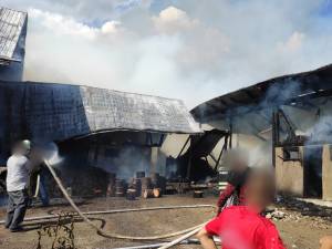 O casă și toate anexele din jur, distruse de un incendiu
