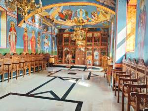 Biserica din Stamate are acum un interior modern, cu pardoseală din marmură