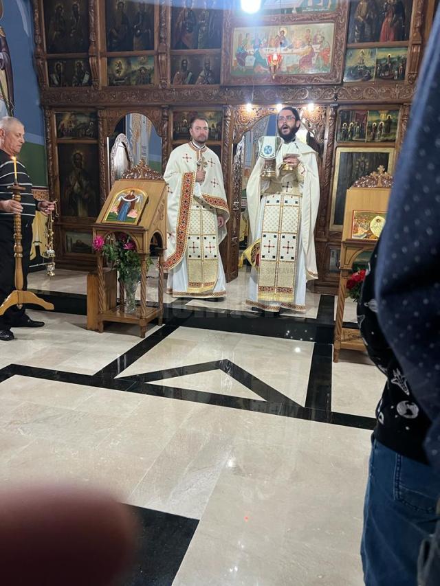 Preoții au oficiat prima slujbă în biserica renovată din Stamate după o pauză de o lună