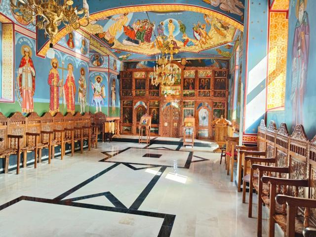 Biserica din Stamate are acum un interior modern, cu pardoseală din marmură