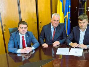 Deputatul PSD Gheorghe Șoldan a fost alături de primarul Gheorghe Tomăscu la semnarea contractului pentru modernizarea unui drum de peste cinci kilometri din Cajvana