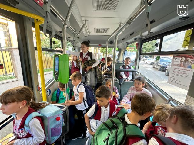 Autobuze școlare pentru elevii din municipiul Suceava, care au și gratuitate la transportul public