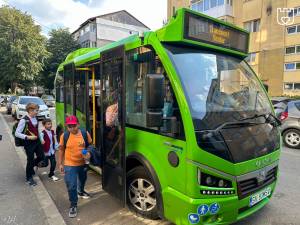Autobuze școlare pentru elevii din municipiul Suceava, care au și gratuitate la transportul public