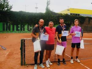 Arbitrul turneului, Costel Chelariu, încadrat de finaliștii concursului de seniori, Bogdan Marasin şi Tudor Gheorghiță