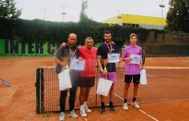 Arbitrul turneului, Costel Chelariu, încadrat de finaliștii concursului de seniori, Bogdan Marasin şi Tudor Gheorghiță