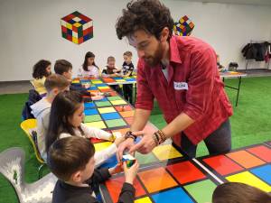 Rezolvarea cubului Rubik 3x3, ateliere pentru începători, la Shopping City Suceava