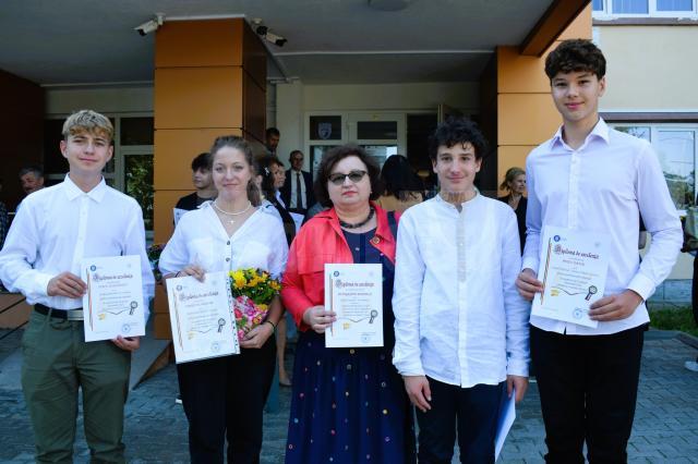 Elevii suceveni cu 10 la examenele naționale au primit distincții și premii în bani