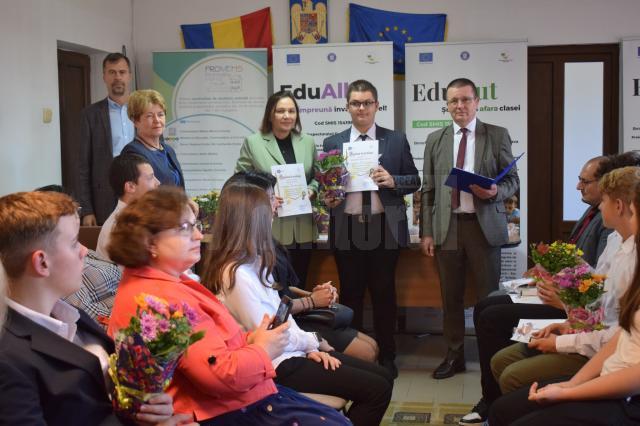 Elevii suceveni cu 10 la examenele naționale au primit distincții și premii în bani