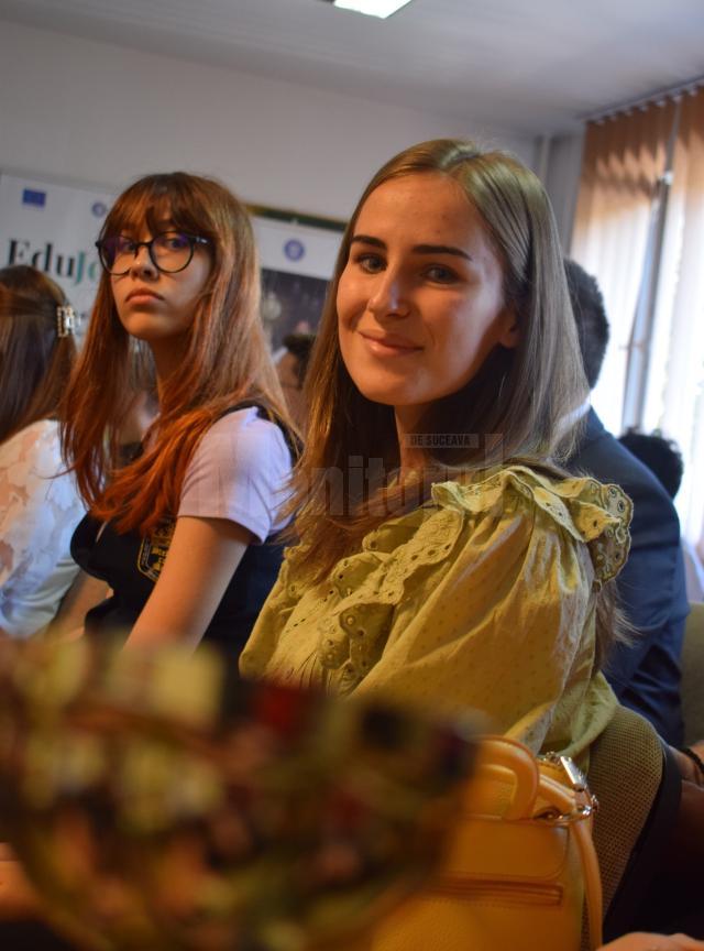 Elevii suceveni cu 10 la examenele naționale au primit distincții și premii în bani