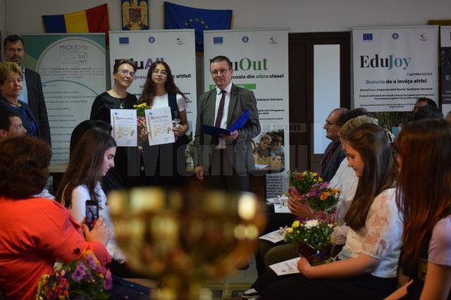 Elevii suceveni cu 10 la examenele naționale au primit distincții și premii în bani