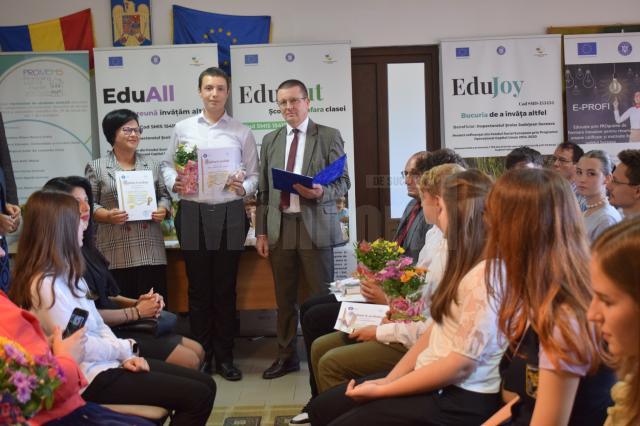 Elevii suceveni cu 10 la examenele naționale au primit distincții și premii în bani