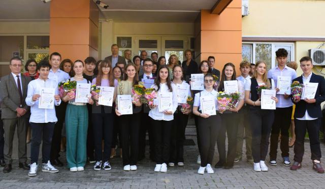 Elevii suceveni cu 10 la examenele naționale au primit distincții și premii în bani