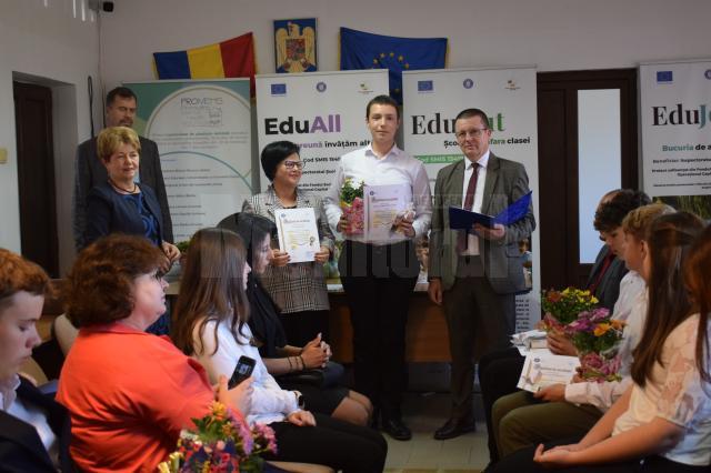 Elevii suceveni cu 10 la examenele naționale au primit distincții și premii în bani