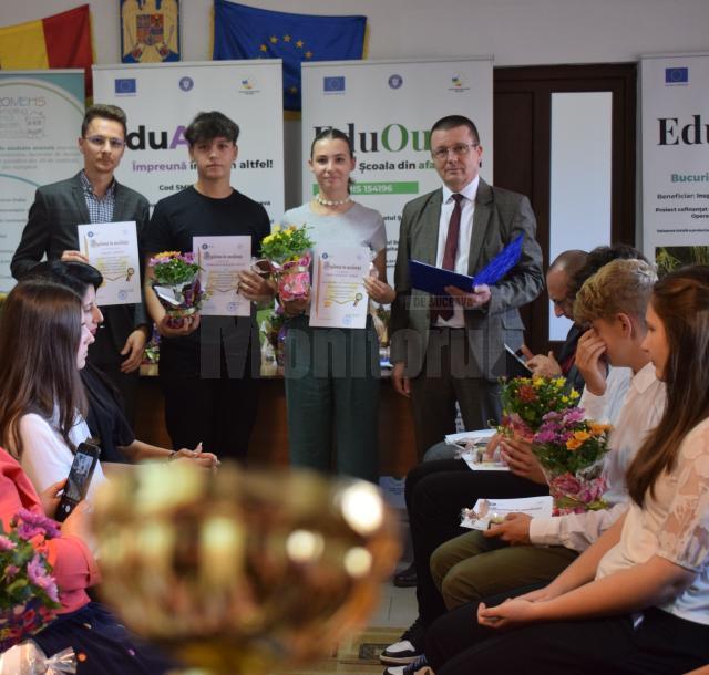 Elevii suceveni cu 10 la examenele naționale au primit distincții și premii în bani