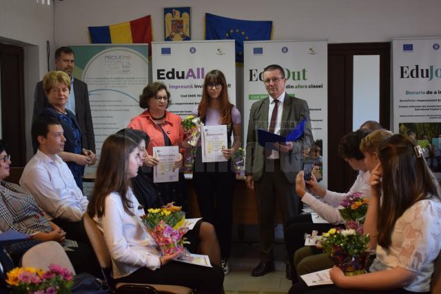 Elevii suceveni cu 10 la examenele naționale au primit distincții și premii în bani