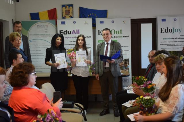 Elevii suceveni cu 10 la examenele naționale au primit distincții și premii în bani