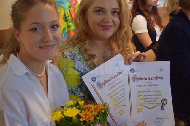 Elevii suceveni cu 10 la examenele naționale au primit distincții și premii în bani