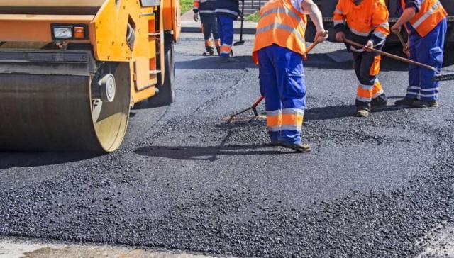 Președintele CJ Suceava a spus că a cerut o concentrare mai mare de muncitori pe tronsoanele pe care se poate deja turna stratul de binder. Foto vtv.ro