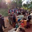 Ștefan mandachi alături de locuitorii satului din Uganda în care a construit prima fântână