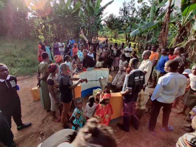 Ștefan mandachi alături de locuitorii satului din Uganda în care a construit prima fântână