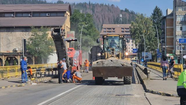 Lucrări la podul rutier din Gura Humorului. Traficul aglomerat a devenit unul de coșmar