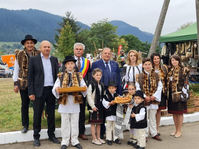 Primarul Mihăiță Negură, președintele Gheorghe Flutur și senatorul Daniel Cadariu, la Festivalul Lăptarilor