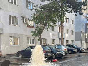 Fântână arteziană pe strada Avântului, de la un hidrant doborât de un autoturism