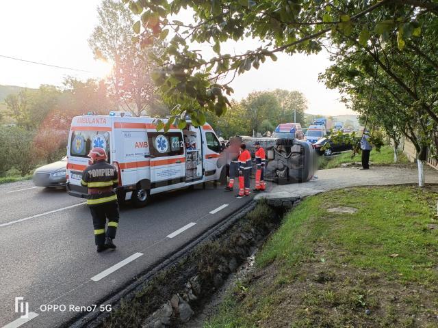 Autoturism răsturnat pe partea carosabilă, la Bunești