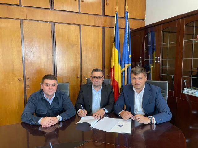 Gheorghe Șoldan, prezent alături de primarul din Arbore la semnarea unui nou contract pentru modernizarea unor drumuri