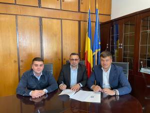 Gheorghe Şoldan, prezent alături de primarul din Arbore la semnarea unui nou contract pentru modernizarea unor drumuri