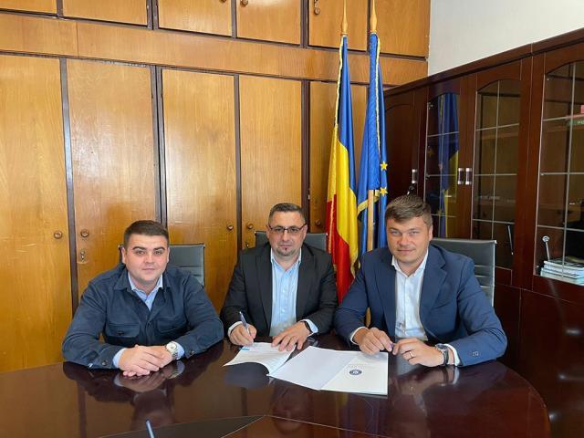 Gheorghe Şoldan, prezent alături de primarul din Arbore la semnarea unui nou contract pentru modernizarea unor drumuri