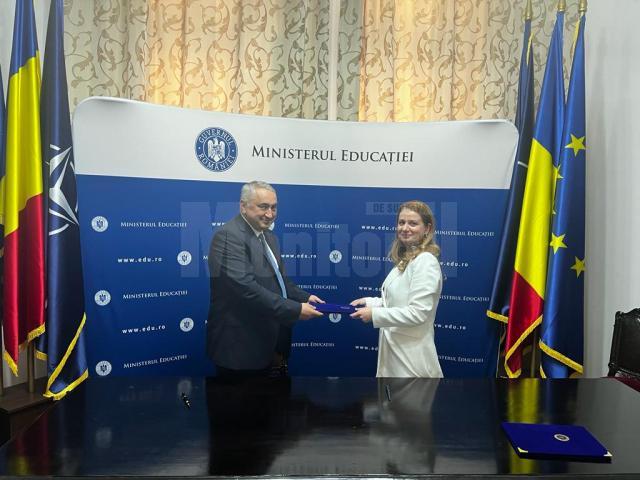 , prof. univ. dr. ing. Valentin Popa, rectorul Universității „Ștefan cel Mare” din Suceava (USV), și Ligia Deca, ministrul Educației