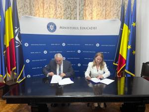 , prof. univ. dr. ing. Valentin Popa, rectorul Universității „Ștefan cel Mare” din Suceava (USV), și Ligia Deca, ministrul Educației