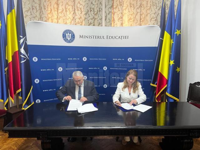 , prof. univ. dr. ing. Valentin Popa, rectorul Universității „Ștefan cel Mare” din Suceava (USV), și Ligia Deca, ministrul Educației