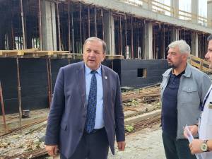 Președintele CJ Suceava, Gheorghe Flutur, a efectuat o vizită de lucru pe șantier împreună cu managerul unității medicale, dr. Alexandru Calancea, și inginerul Sorin Sireteanu