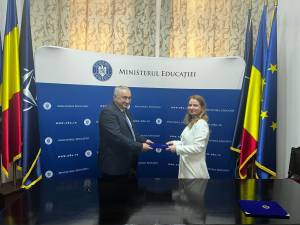 Prof. univ. dr. ing. Valentin Popa, rectorul Universității „Ștefan cel Mare” din Suceava (USV), și Ligia Deca, ministrul Educației