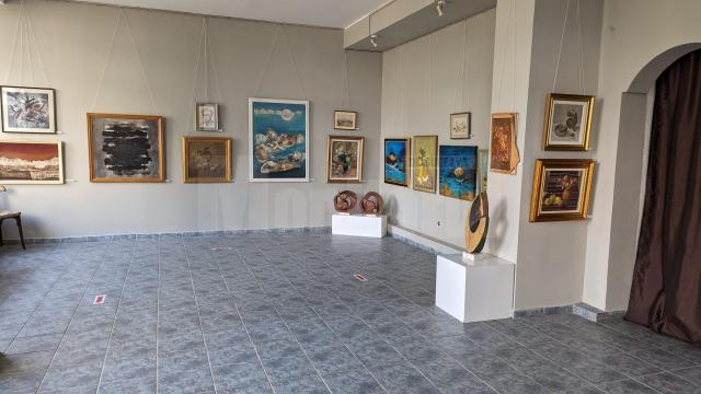 O pleiadă de artiști plastici, „artiști de ieri” ai Filialei UAP Suceava, elogiați la Galeria de Artă Suceava