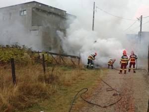 Mașină făcută scrum într-un puternic incendiu