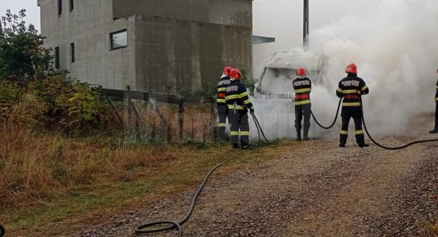 Mașină făcută scrum într-un puternic incendiu