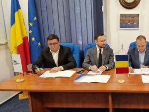 Adrian Haralambrie Bidu (stânga), prezent la semnarea acordului de mediu pentru proiectul de modernizare a liniei ferate Pașcani - Dărmănești