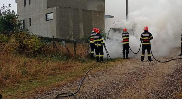 Mașină făcută scrum într-un puternic incendiu