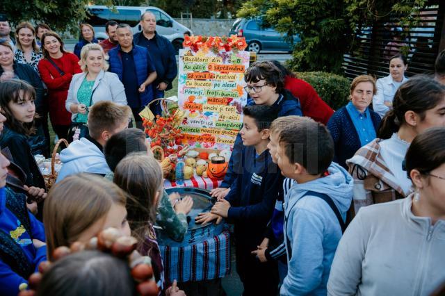 Creativitate și explozie de culoare la „Târgul toamnei” de la Rădăuți, organizat de Școala „Regina Elisabeta”